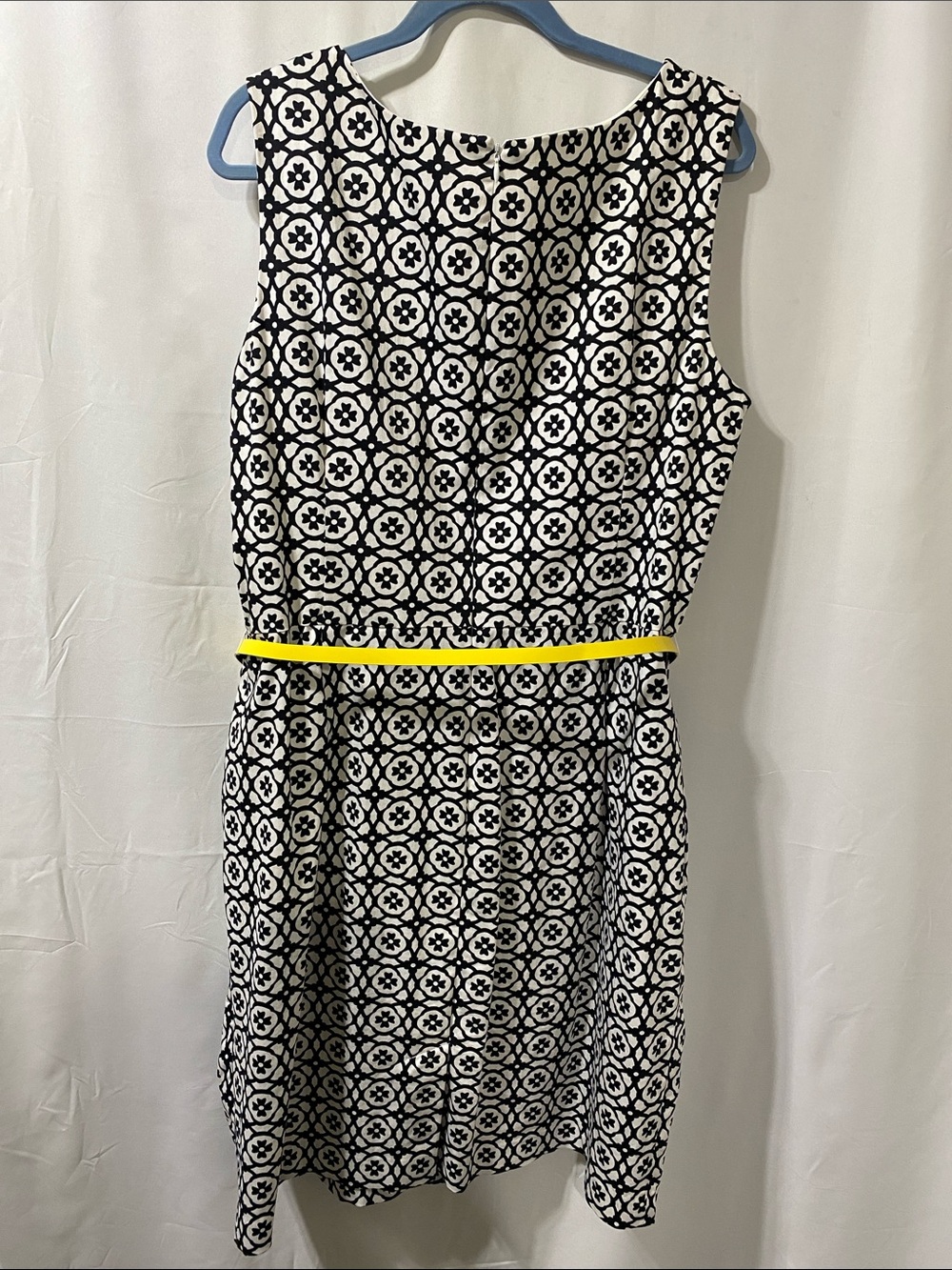 Chaps Black and White Geometric Print Dress/yellow belt - Picture 4 of 8